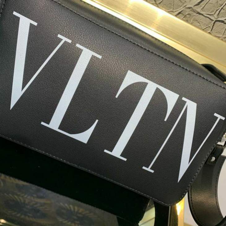 Picture of Valentino Handbags _SKUfw212409536fw